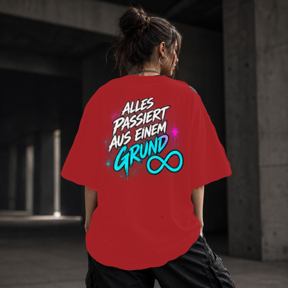 Neon Vibe Damen Oversized T-Shirt – Alles passiert aus einem Grund – DTF Backprint in Rot, Größe 5XL
