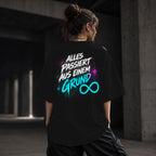 Neon Vibe Damen Oversized T-Shirt – Alles passiert aus einem Grund – DTF Backprint in Schwarz, Größe 5XL