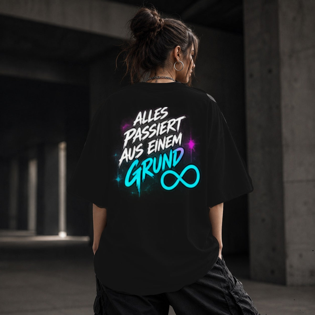 Neon Vibe Damen Oversized T-Shirt – Alles passiert aus einem Grund – DTF Backprint in Schwarz, Größe 5XL