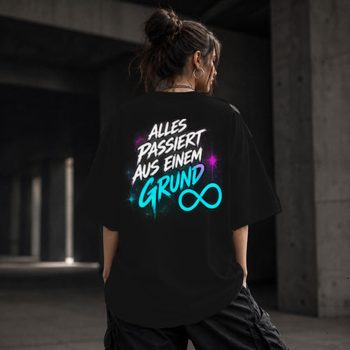 Neon Vibe Damen Oversized T-Shirt – Alles passiert aus einem Grund – DTF Backprint in Schwarz, Größe 5XL
