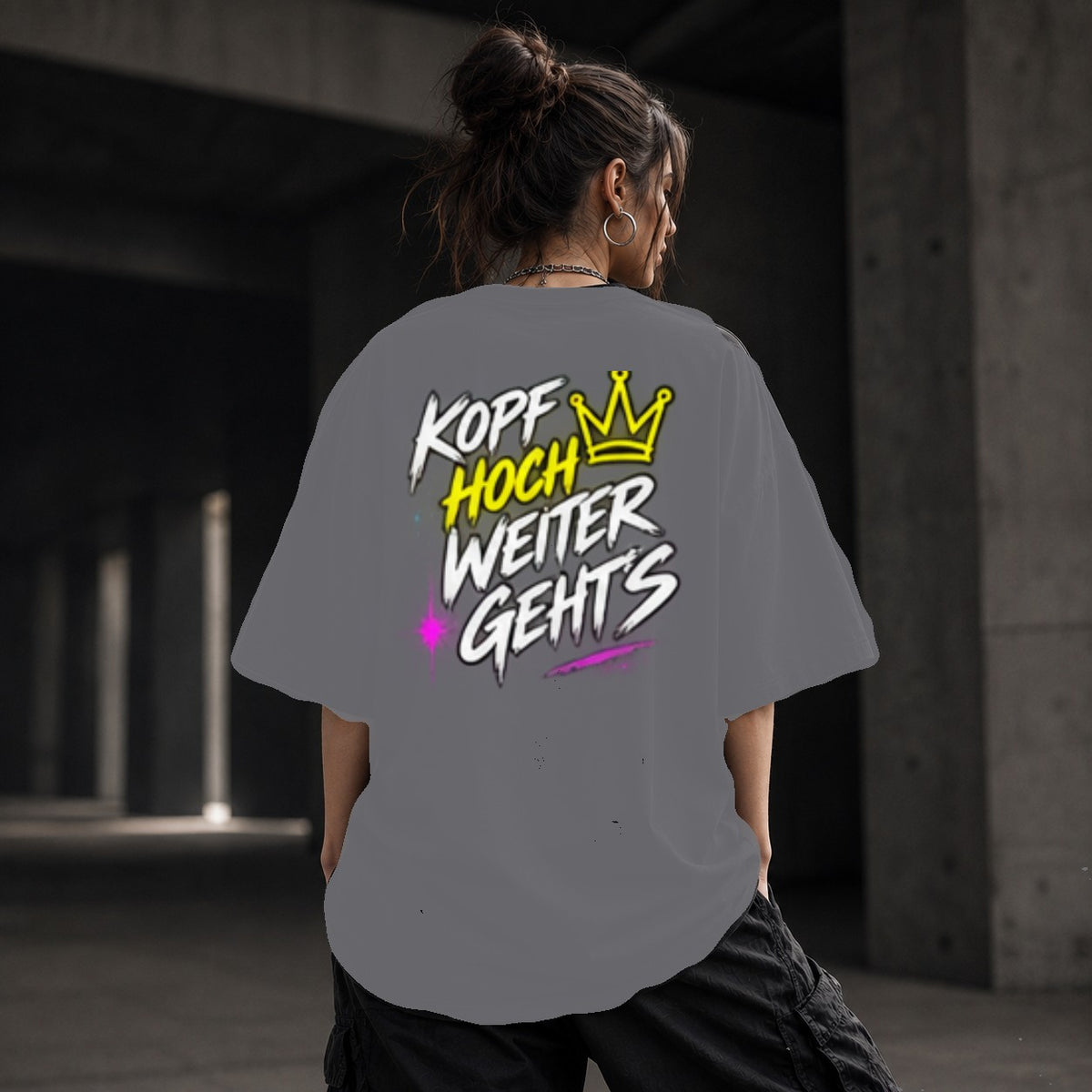 Neon Vibe Damen Oversized T-Shirt – Kopf hoch weiter gehts – DTF Backprint in Grau, Größe 5XL
