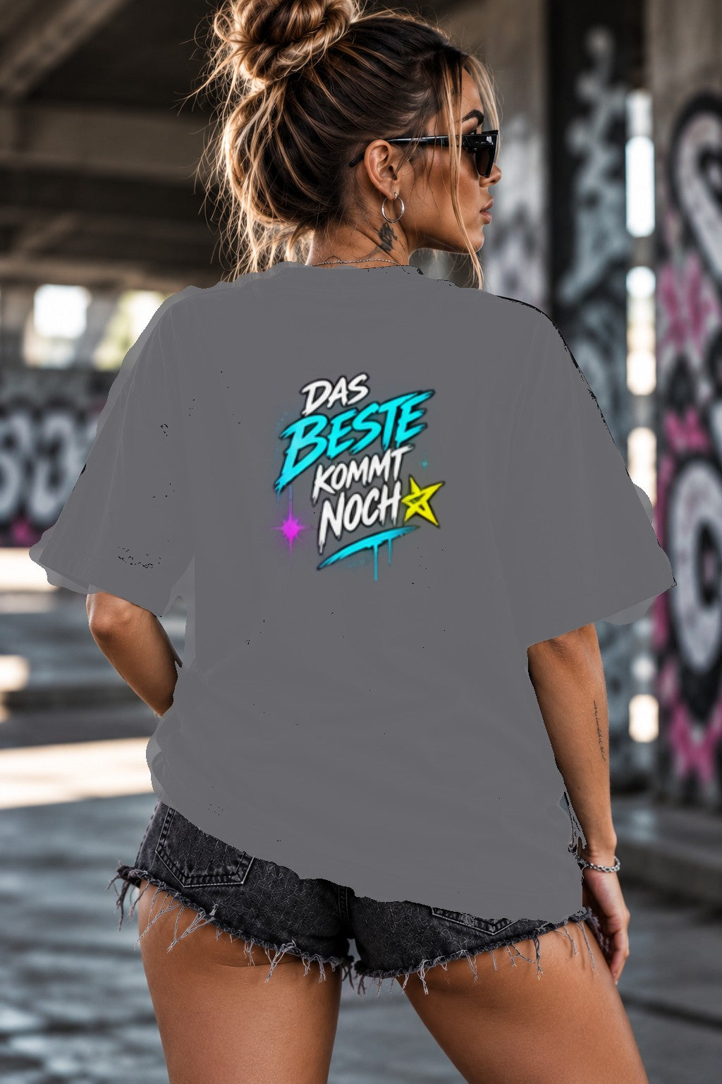 Neon Vibe Damen Oversized T-Shirt – Das Beste kommt noch – DTF Backprint in Grau, Größe 5XL