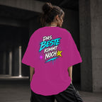 Neon Vibe Damen Oversized T-Shirt – Das Beste kommt noch – DTF Backprint in Pink, Größe 5XL