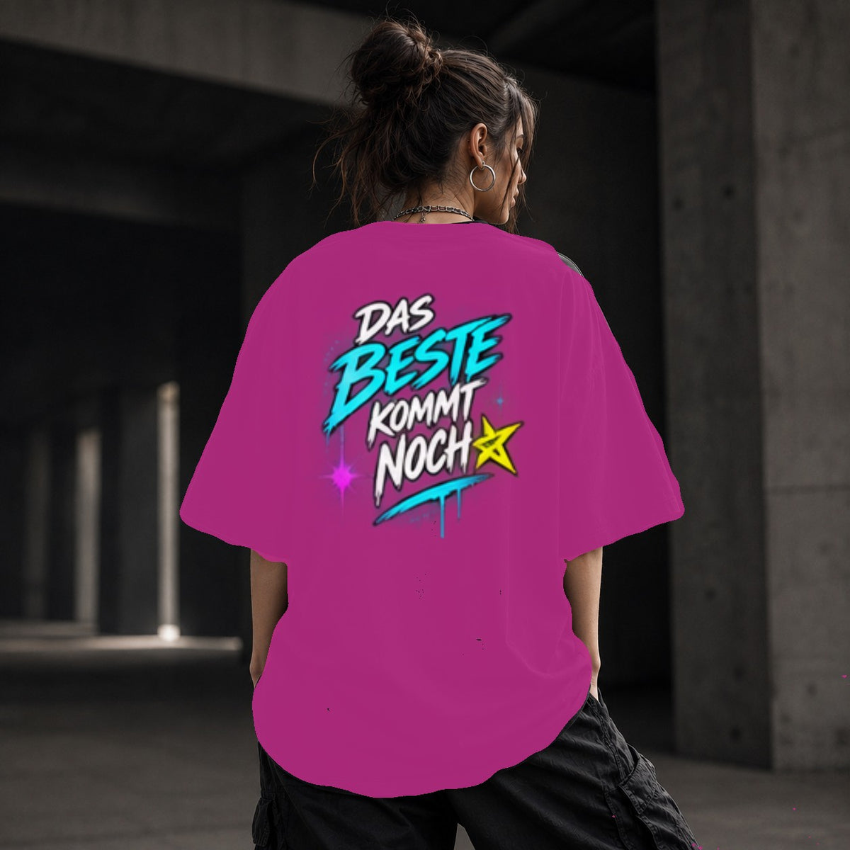 Neon Vibe Damen Oversized T-Shirt – Das Beste kommt noch – DTF Backprint in Pink, Größe 5XL
