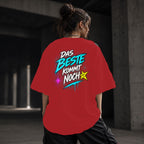 Neon Vibe Damen Oversized T-Shirt – Das Beste kommt noch – DTF Backprint in Rot, Größe 5XL