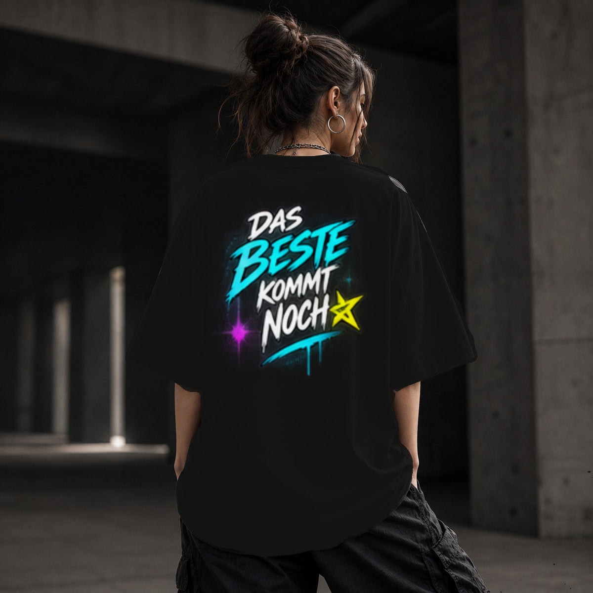 Neon Vibe Damen Oversized T-Shirt – Das Beste kommt noch – DTF Backprint in Schwarz, Größe 5XL