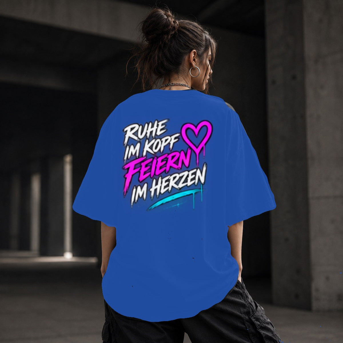 Neon Vibe Damen Oversized T-Shirt – Ruhe im Kopf feiern im Herzen – DTF Backprint in Blau, Größe 5XL