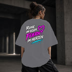 Neon Vibe Damen Oversized T-Shirt – Ruhe im Kopf feiern im Herzen – DTF Backprint in Grau, Größe 5XL