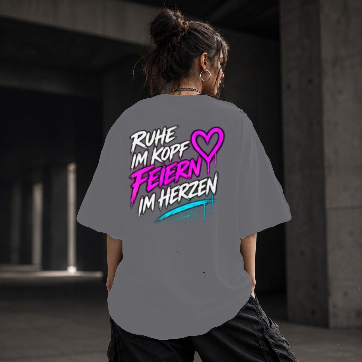 Neon Vibe Damen Oversized T-Shirt – Ruhe im Kopf feiern im Herzen – DTF Backprint in Grau, Größe 5XL