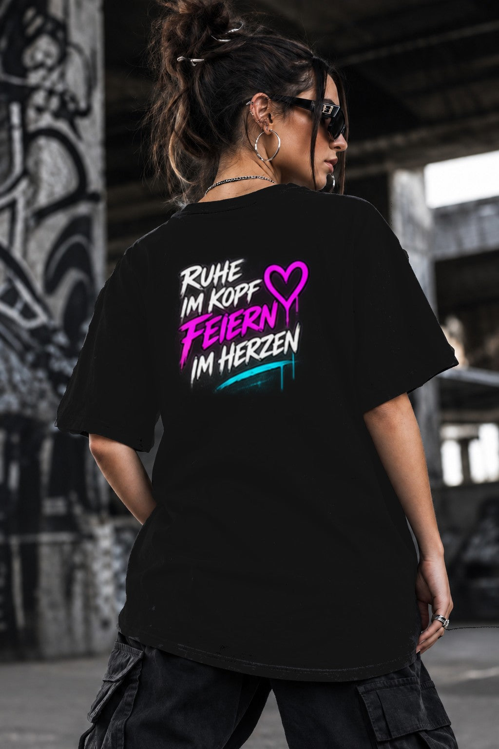 Neon Vibe Damen Oversized T-Shirt – Ruhe im Kopf feiern im Herzen – DTF Backprint in Schwarz, Größe 5XL