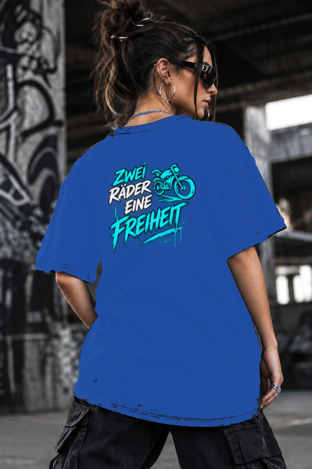 Neon Vibe Damen Oversized T-Shirt – Zwei Räder eine Freiheit – DTF Backprint in Blau, Größe 5XL