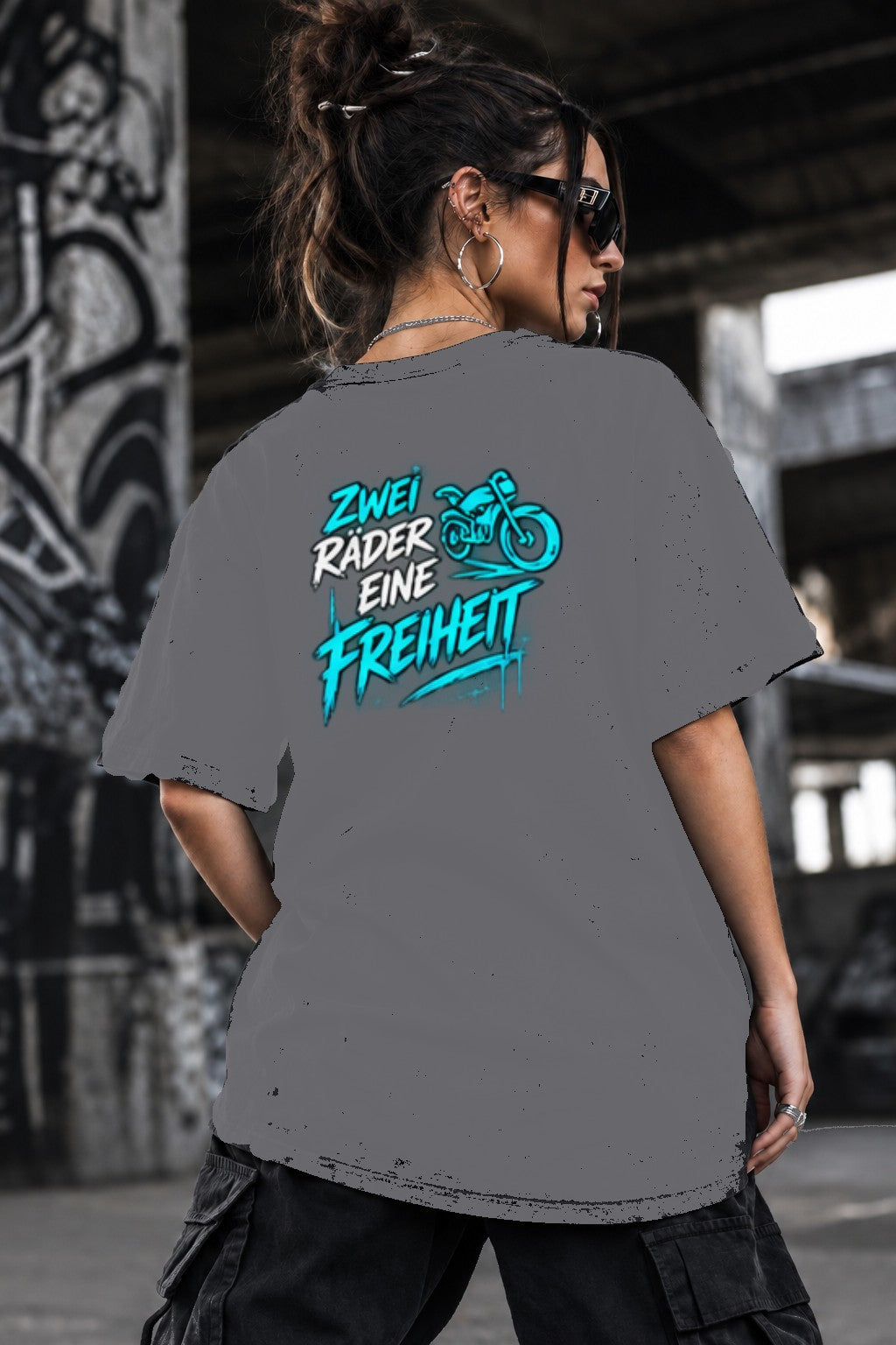 Neon Vibe Damen Oversized T-Shirt – Zwei Räder eine Freiheit – DTF Backprint in Grau, Größe 5XL