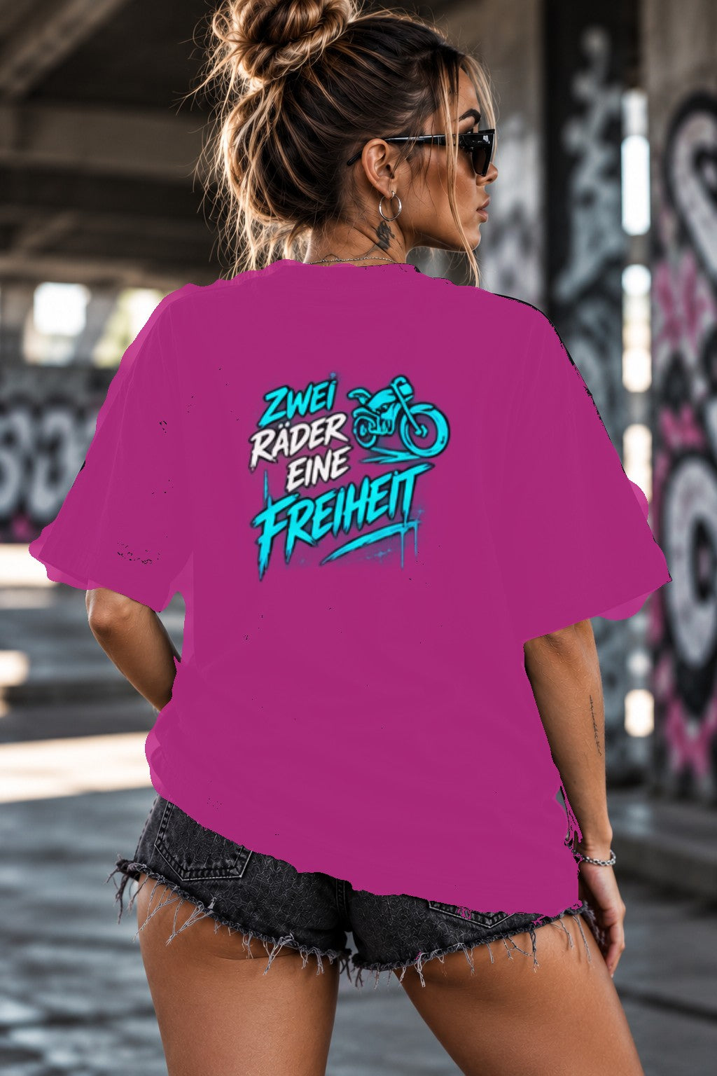 Neon Vibe Damen Oversized T-Shirt – Zwei Räder eine Freiheit – DTF Backprint in Pink, Größe 5XL