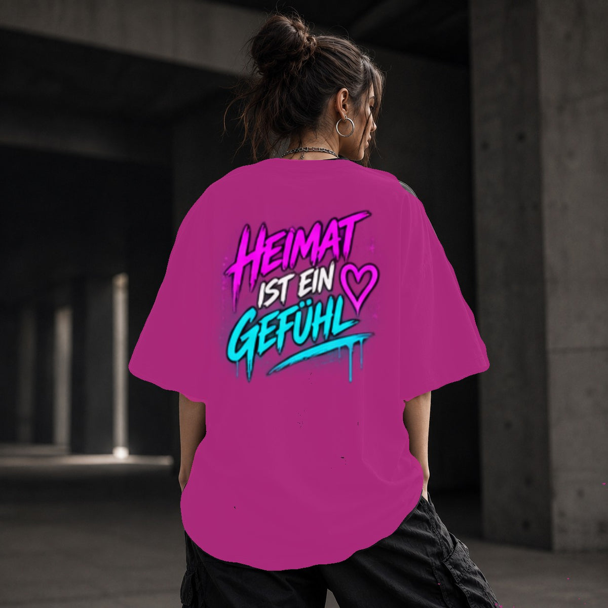 Neon Vibe Damen Oversized T-Shirt – Heimat ist ein Gefühl – DTF Backprint in Pink, Größe 5XL
