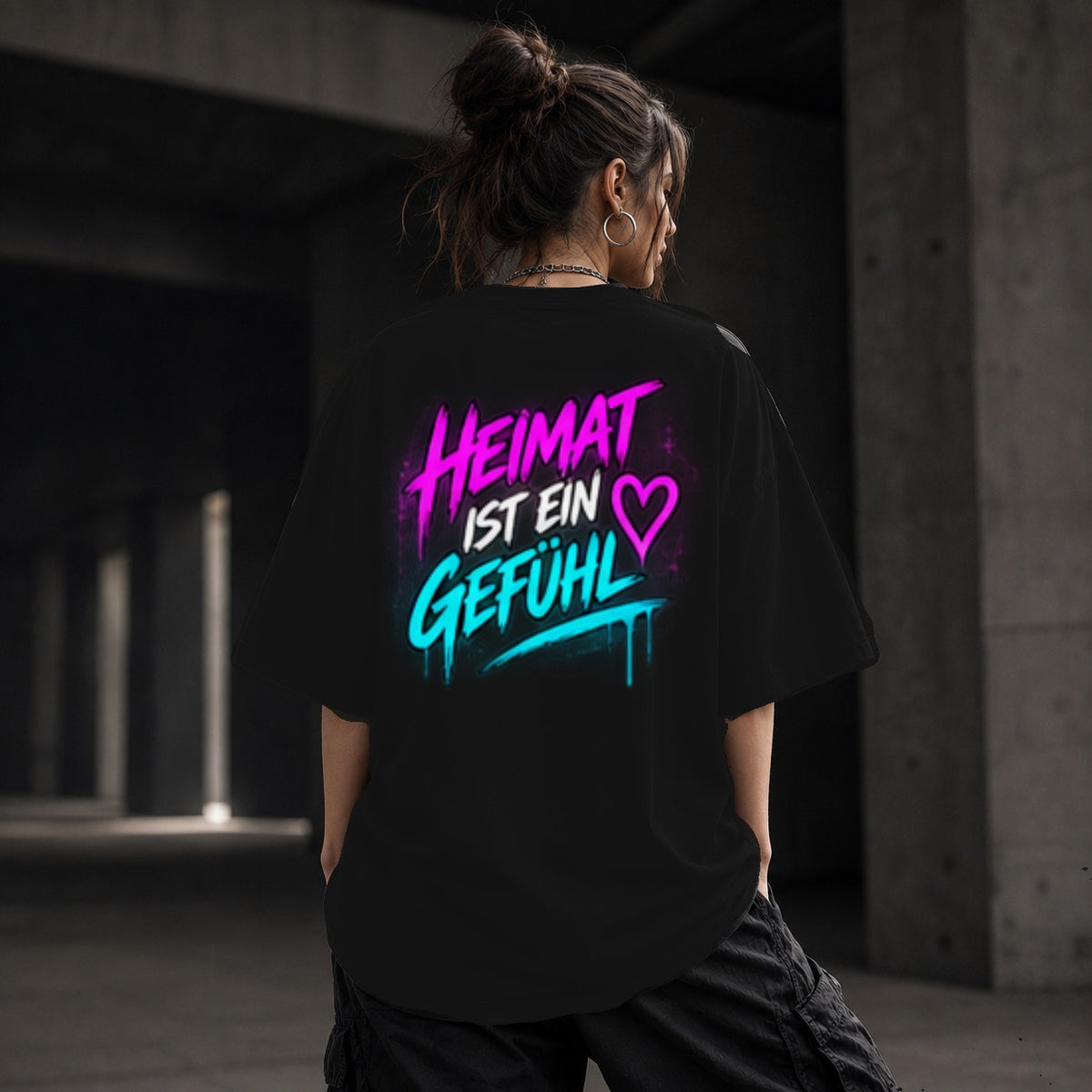 Neon Vibe Damen Oversized T-Shirt – Heimat ist ein Gefühl – DTF Backprint in Schwarz, Größe 5XL