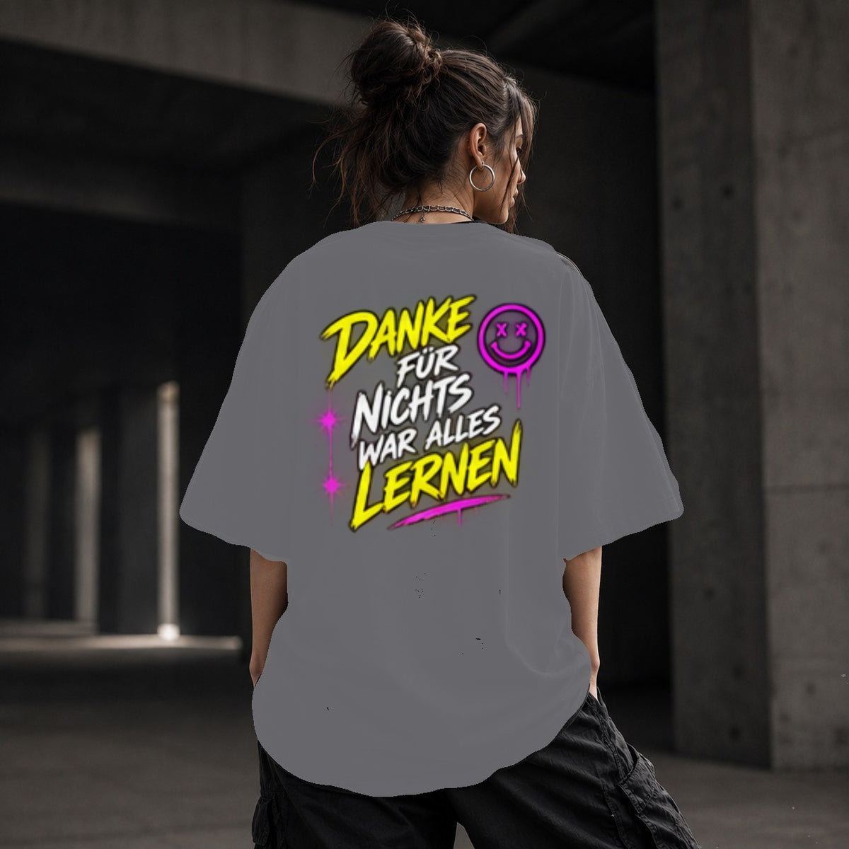 Neon Vibe Damen Oversized T-Shirt – Danke für nichts war alles lernen – DTF Backprint in Grau, Größe 5XL