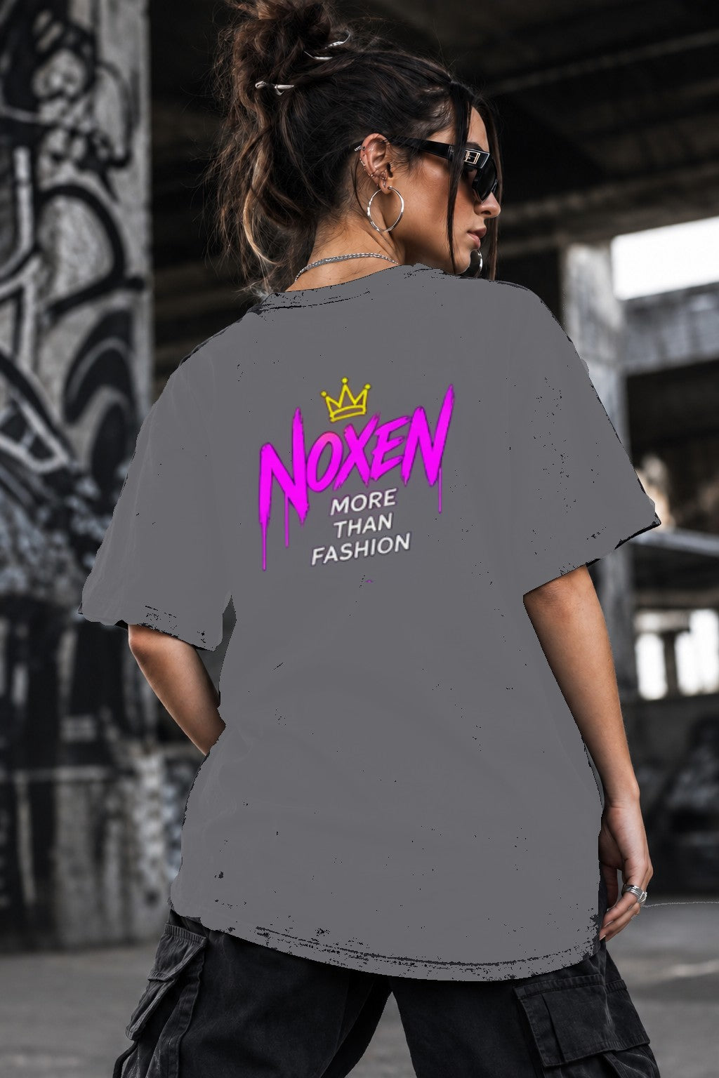Neon Vibe Damen Oversized T-Shirt – Noxen More Than Fashion – DTF Backprint in Grau, Größe 5XL