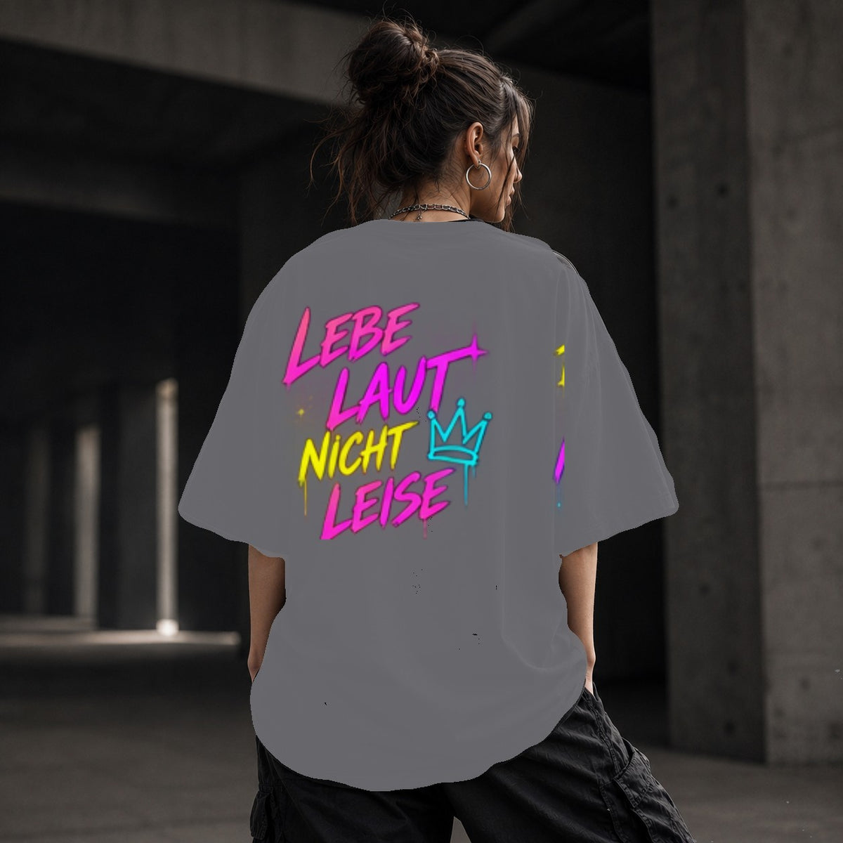 Neon Vibe Damen Oversized T-Shirt – Lebe laut nicht leise – DTF Backprint in Grau, Größe 5XL