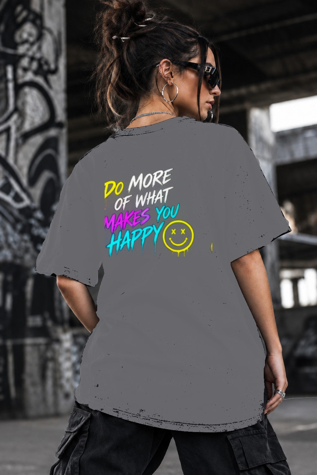 Neon Vibe Damen Oversized T-Shirt – Do More Of What Makes You Happy – DTF Backprint in Grau, Größe 5XL