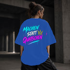 Neon Vibe Damen Oversized T-Shirt – Machen statt quatschen – DTF Backprint in Blau, Größe 5XL