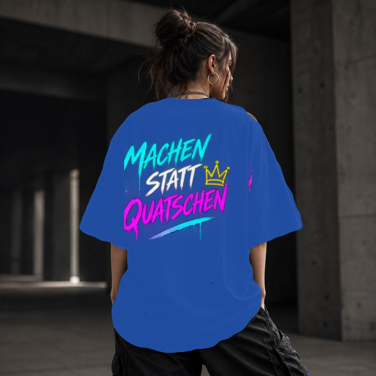 Neon Vibe Damen Oversized T-Shirt – Machen statt quatschen – DTF Backprint in Blau, Größe 5XL