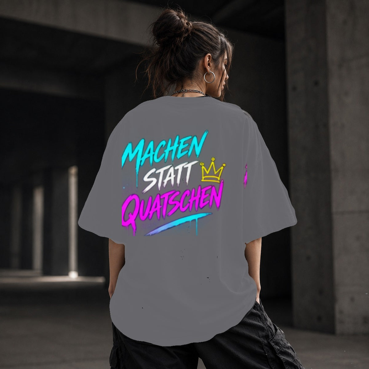 Neon Vibe Damen Oversized T-Shirt – Machen statt quatschen – DTF Backprint in Grau, Größe 5XL