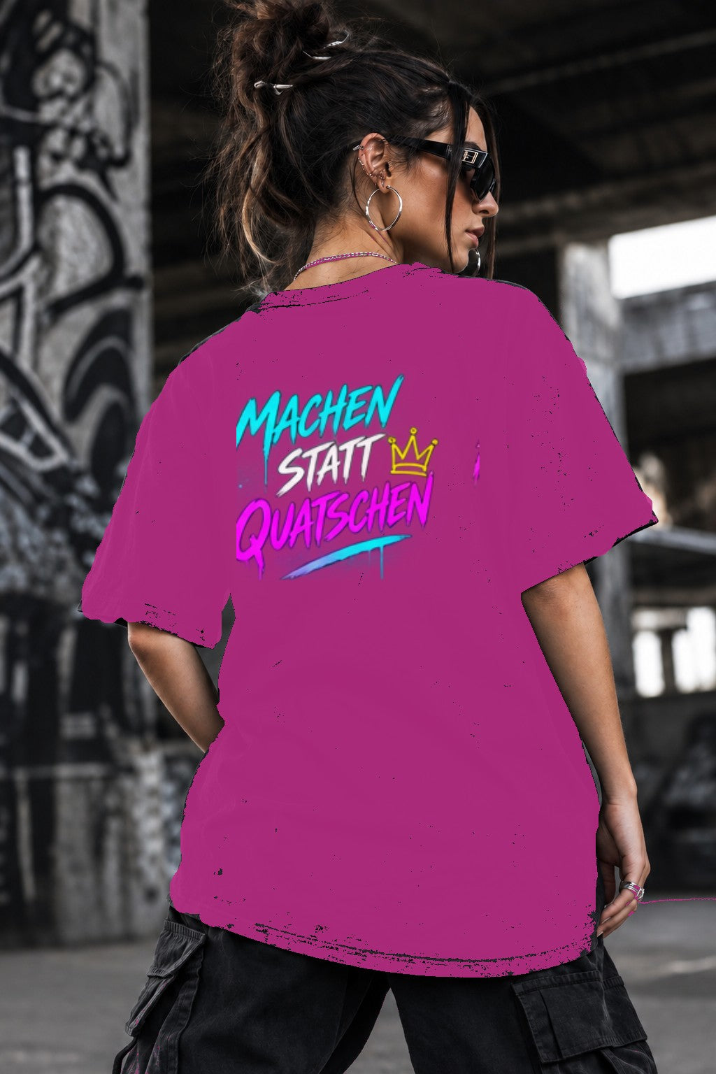 Neon Vibe Damen Oversized T-Shirt – Machen statt quatschen – DTF Backprint in Pink, Größe 5XL