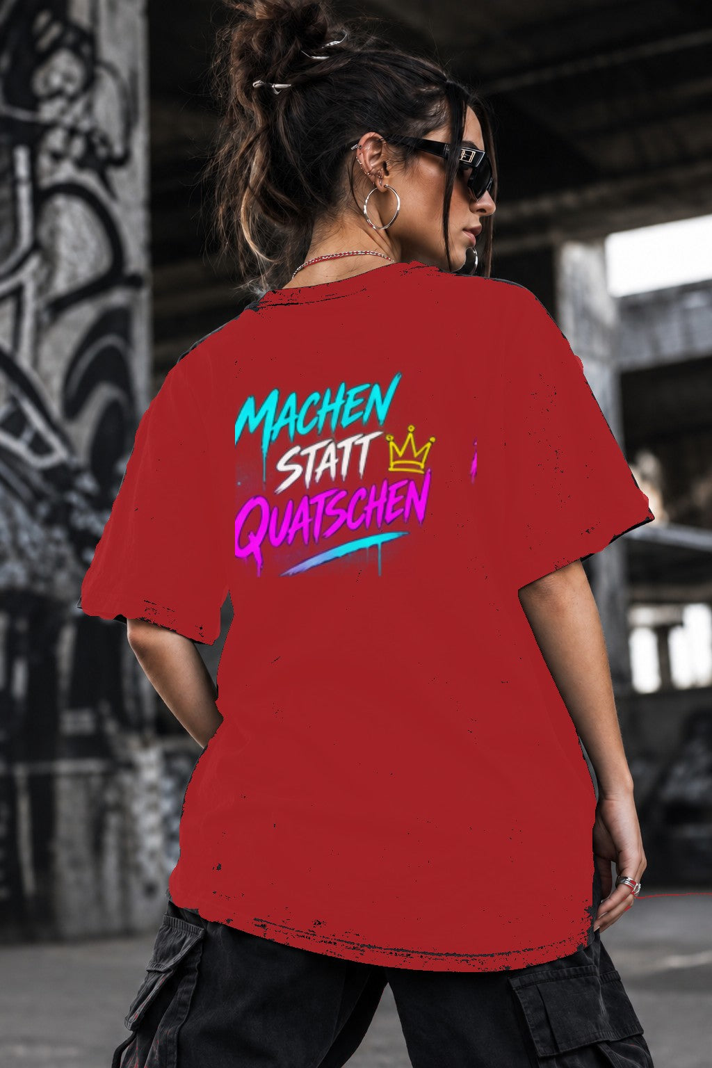 Neon Vibe Damen Oversized T-Shirt – Machen statt quatschen – DTF Backprint in Rot, Größe 5XL