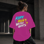 Neon Vibe Damen Oversized T-Shirt – Kopf hoch weiter gehts – DTF Backprint in Pink, Größe 5XL