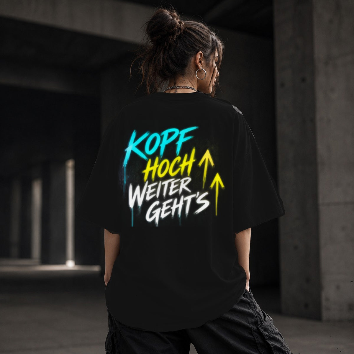 Neon Vibe Damen Oversized T-Shirt – Kopf hoch weiter gehts – DTF Backprint in Schwarz, Größe 5XL