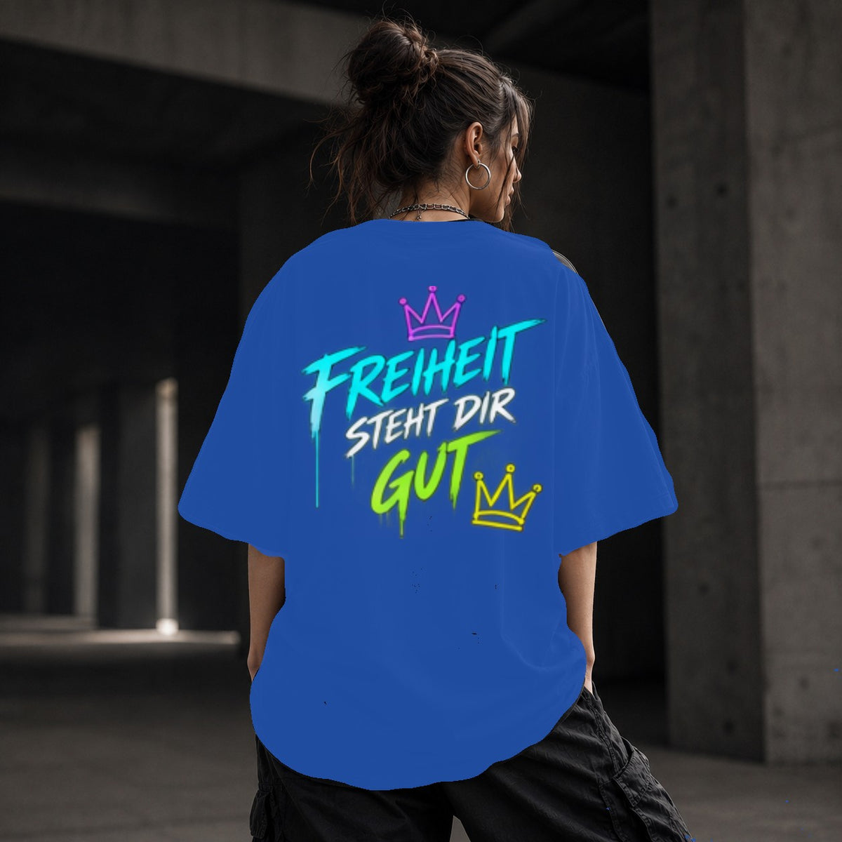 Neon Vibe Damen Oversized T-Shirt – Freiheit steht dir gut – DTF Backprint in Blau, Größe 5XL