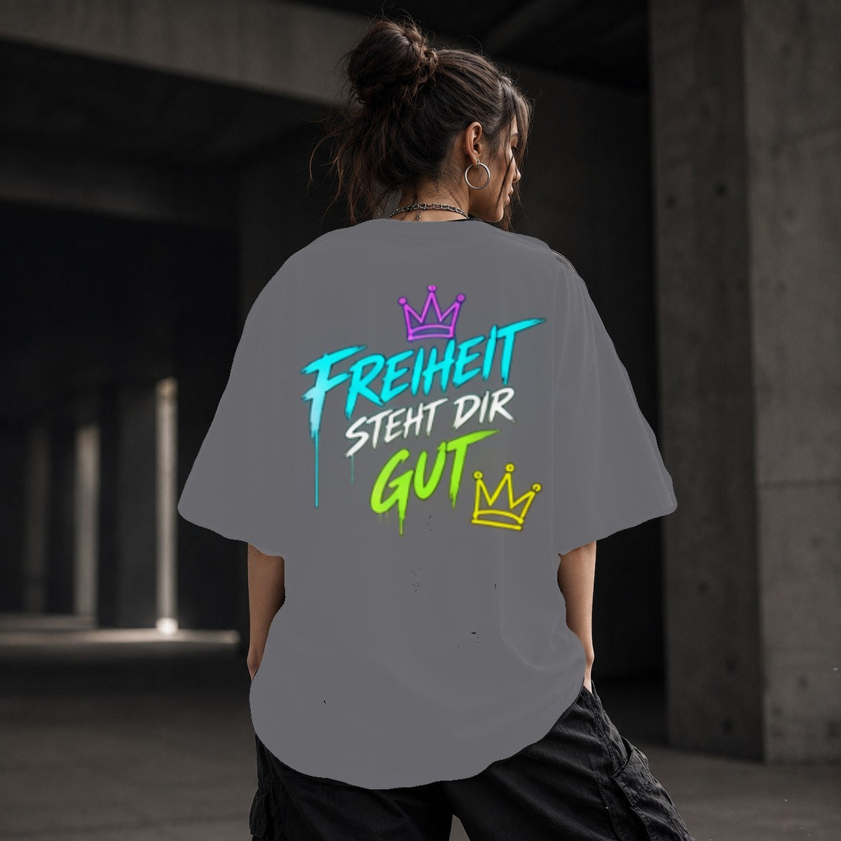 Neon Vibe Damen Oversized T-Shirt – Freiheit steht dir gut – DTF Backprint in Grau, Größe 5XL