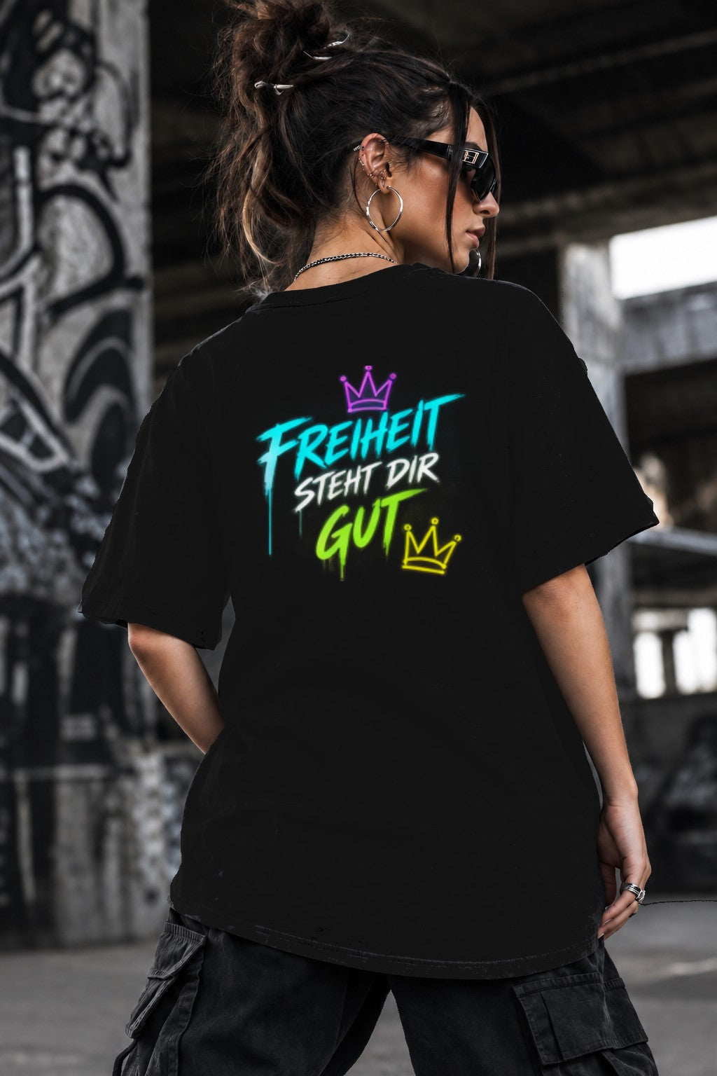 Neon Vibe Damen Oversized T-Shirt – Freiheit steht dir gut – DTF Backprint in Schwarz, Größe 5XL