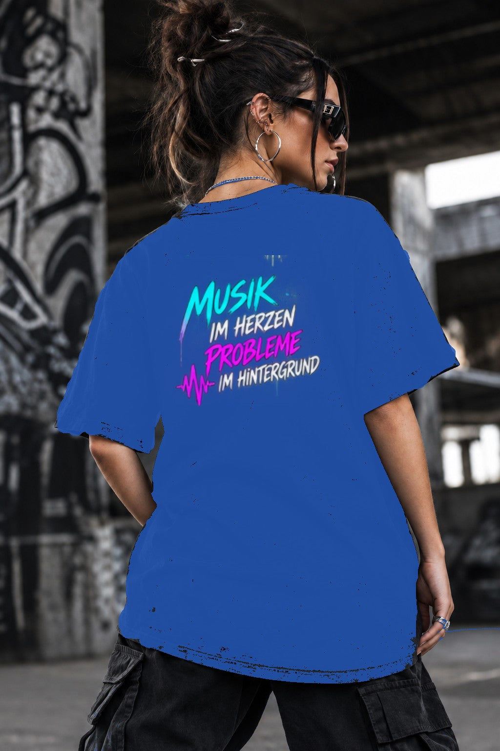 Neon Vibe Damen Oversized T-Shirt – Musik im Herzen Probleme im Hintergrund – DTF Backprint in Blau, Größe 5XL