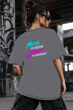 Neon Vibe Damen Oversized T-Shirt – Musik im Herzen Probleme im Hintergrund – DTF Backprint in Grau, Größe 5XL