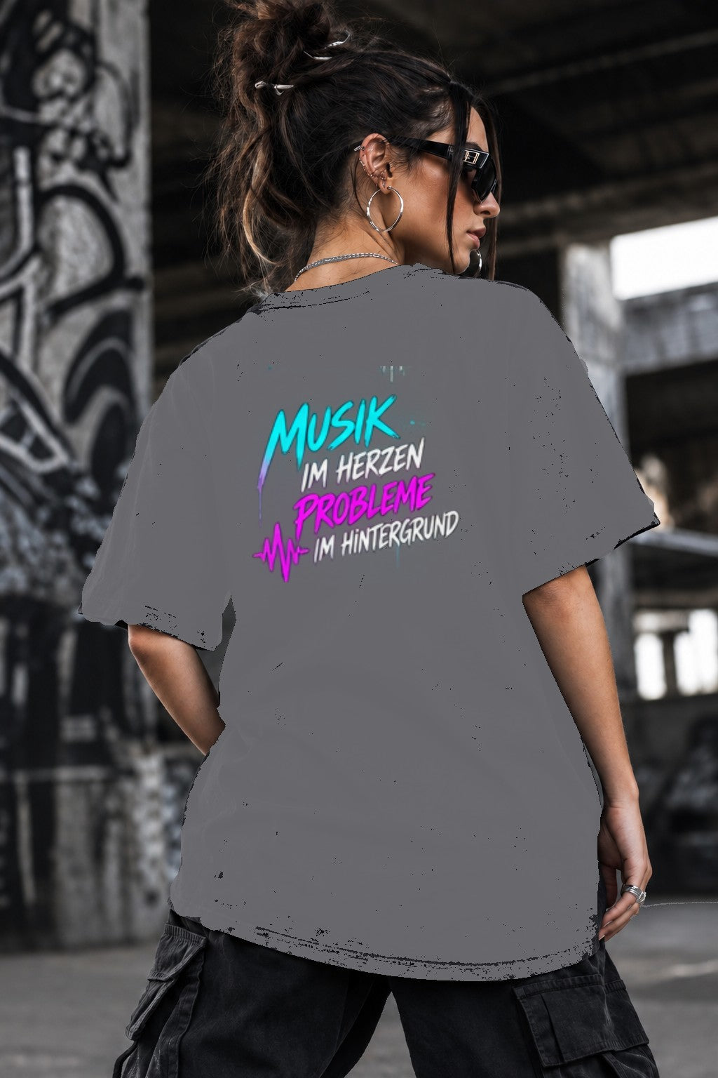 Neon Vibe Damen Oversized T-Shirt – Musik im Herzen Probleme im Hintergrund – DTF Backprint in Grau, Größe 5XL