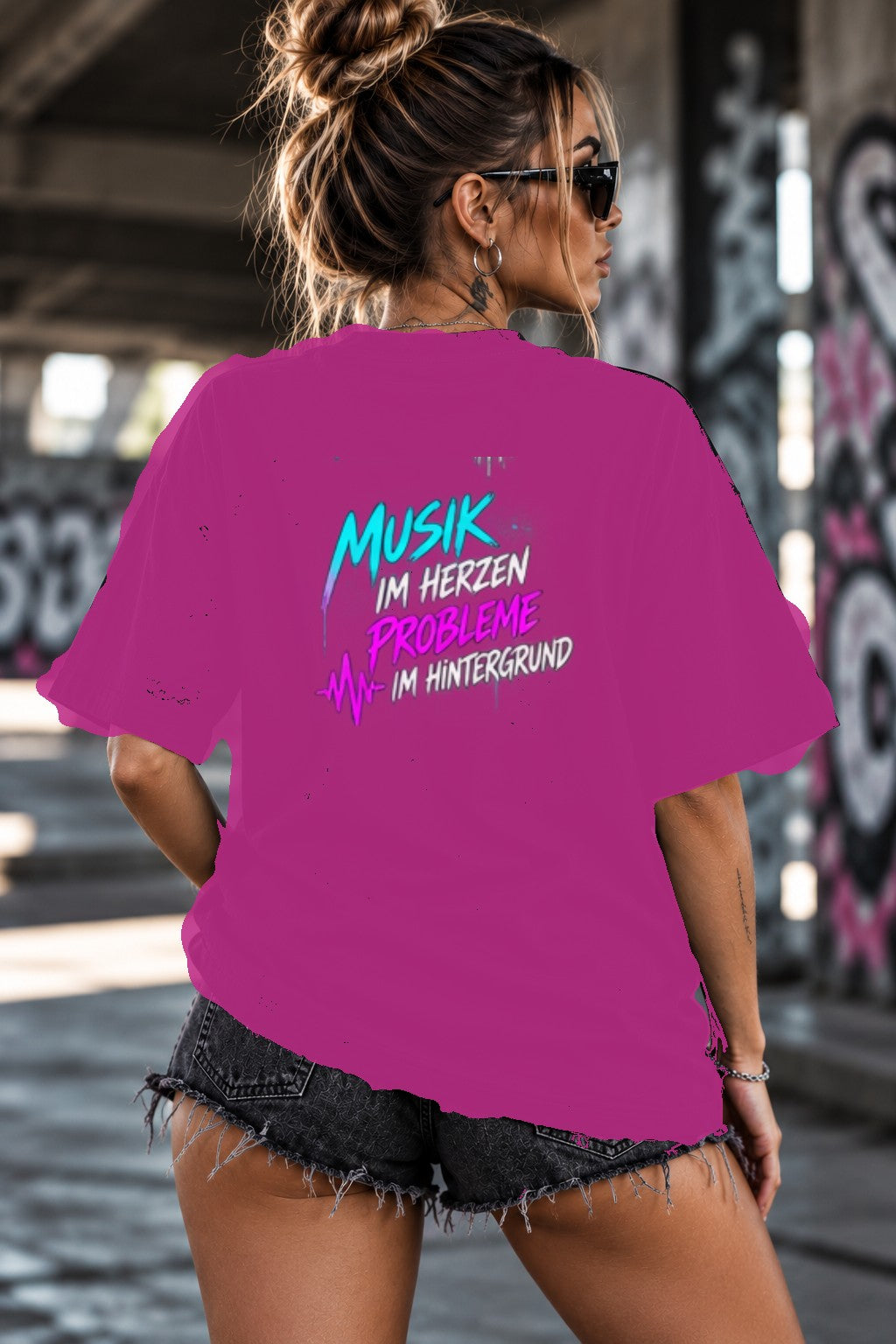 Neon Vibe Damen Oversized T-Shirt – Musik im Herzen Probleme im Hintergrund – DTF Backprint in Pink, Größe 5XL