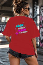 Neon Vibe Damen Oversized T-Shirt – Musik im Herzen Probleme im Hintergrund – DTF Backprint in Rot, Größe 5XL