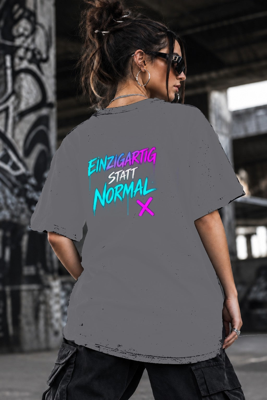Neon Vibe Damen Oversized T-Shirt – Einzigartig statt normal – DTF Backprint in Grau, Größe 5XL