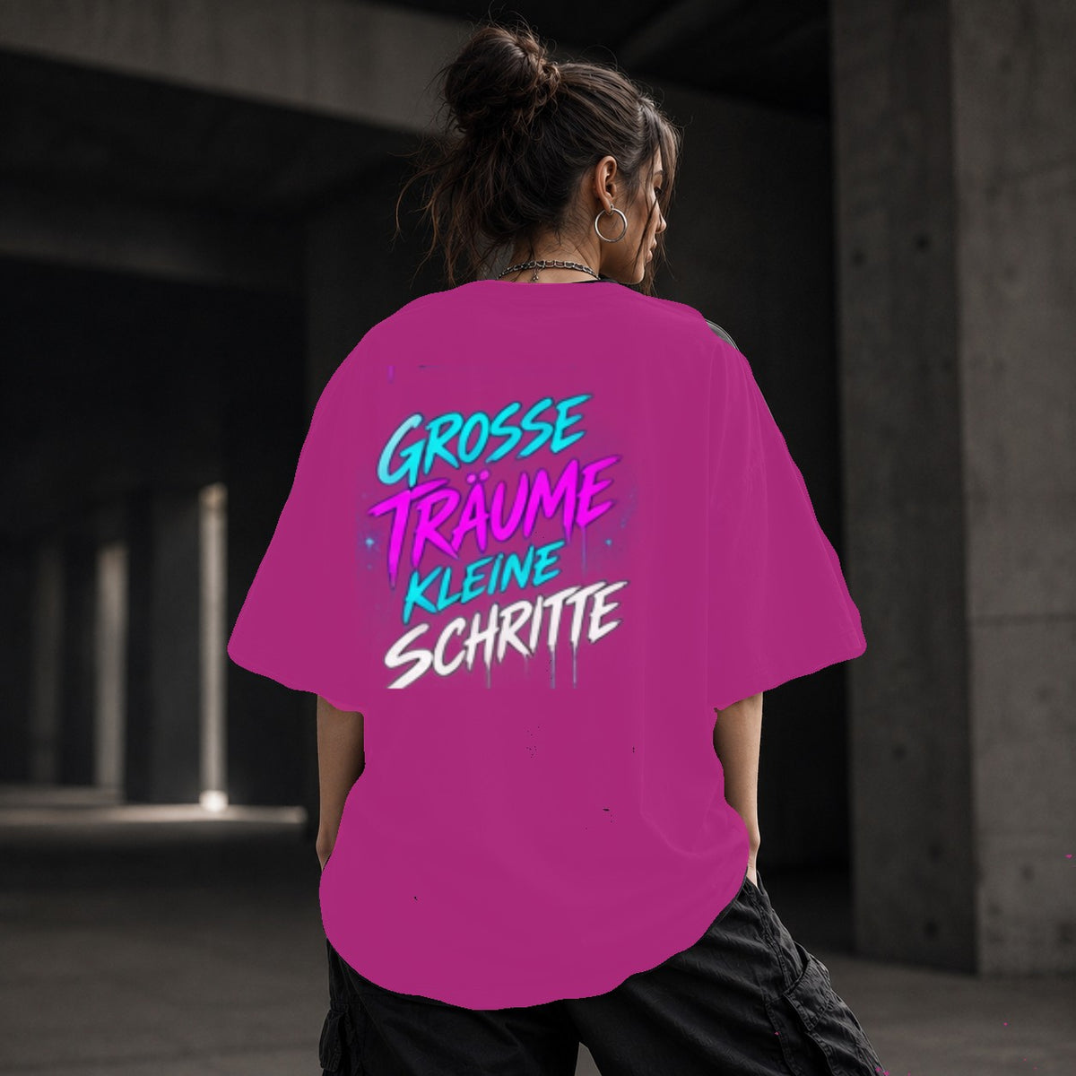 Neon Vibe Damen Oversized T-Shirt – Große Träume kleine Schritte – DTF Backprint in Pink, Größe 5XL