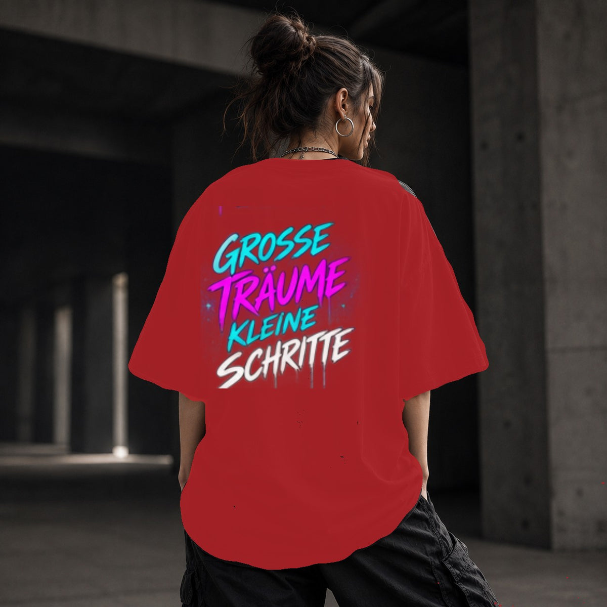 Neon Vibe Damen Oversized T-Shirt – Große Träume kleine Schritte – DTF Backprint in Rot, Größe 5XL