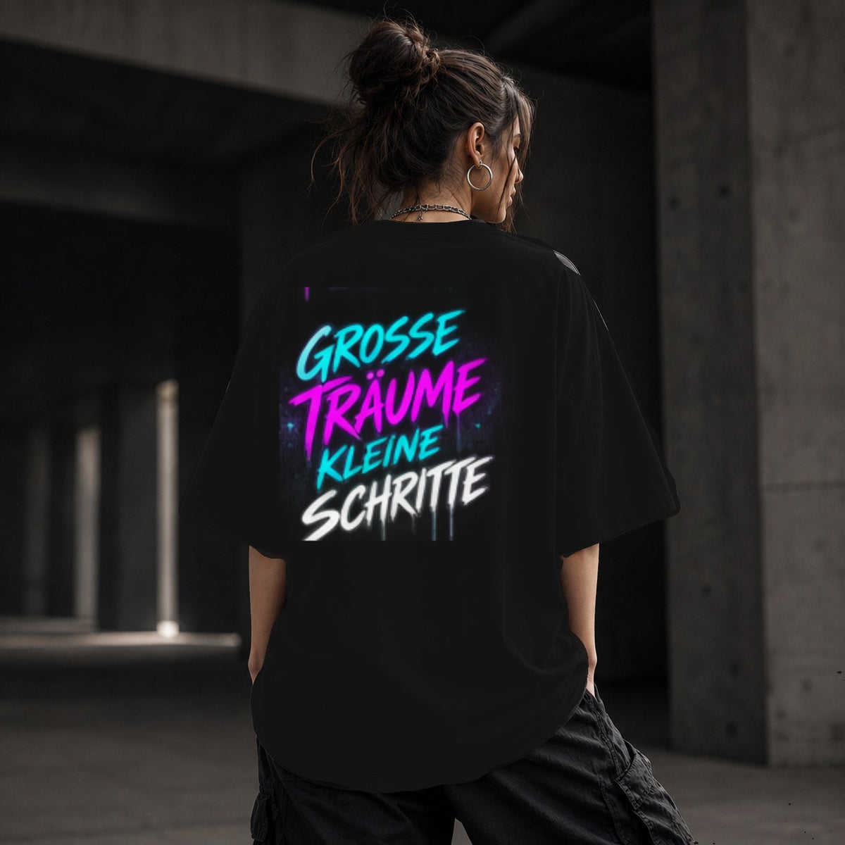 Neon Vibe Damen Oversized T-Shirt – Große Träume kleine Schritte – DTF Backprint in Schwarz, Größe 5XL