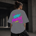 Neon Vibe Damen Oversized T-Shirt – Stay Positive – DTF Backprint in Grau, Größe 5XL