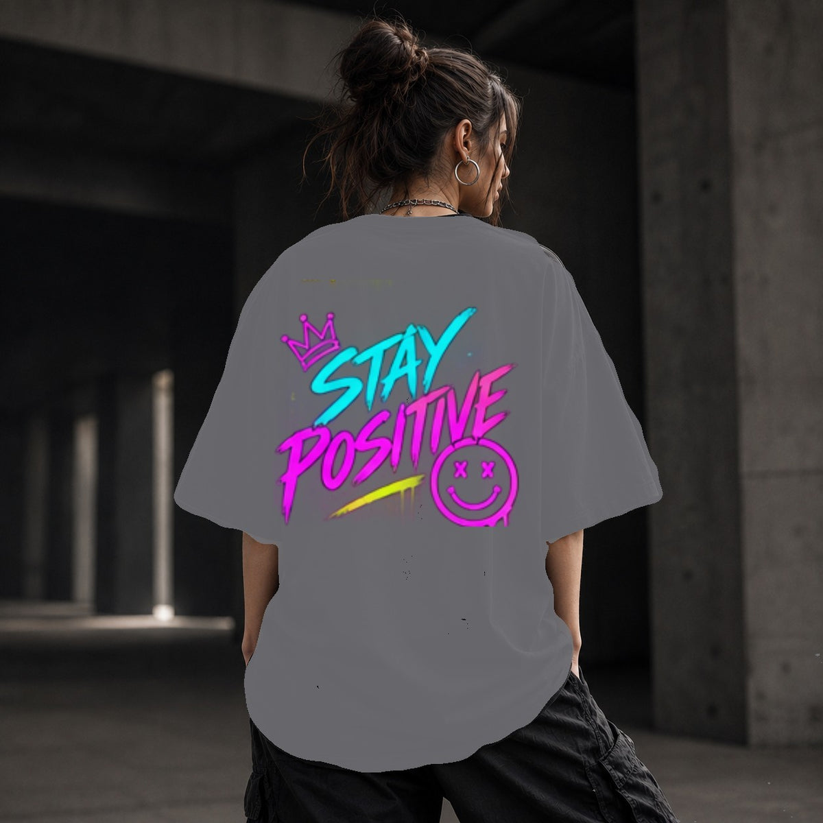 Neon Vibe Damen Oversized T-Shirt – Stay Positive – DTF Backprint in Grau, Größe 5XL