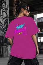 Neon Vibe Damen Oversized T-Shirt – Stay Positive – DTF Backprint in Pink, Größe 5XL