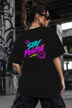 Neon Vibe Damen Oversized T-Shirt – Stay Positive – DTF Backprint in Schwarz, Größe 5XL