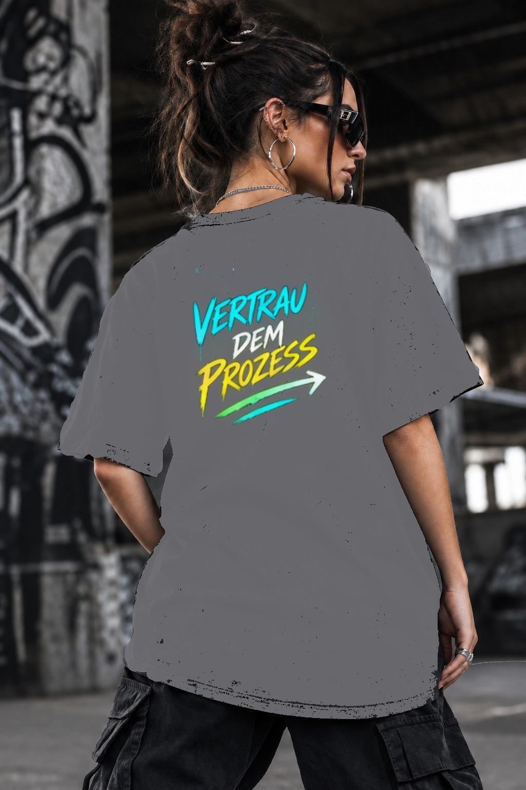 Neon Vibe Damen Oversized T-Shirt – Vertrau dem Prozess – DTF Backprint in Grau, Größe 5XL