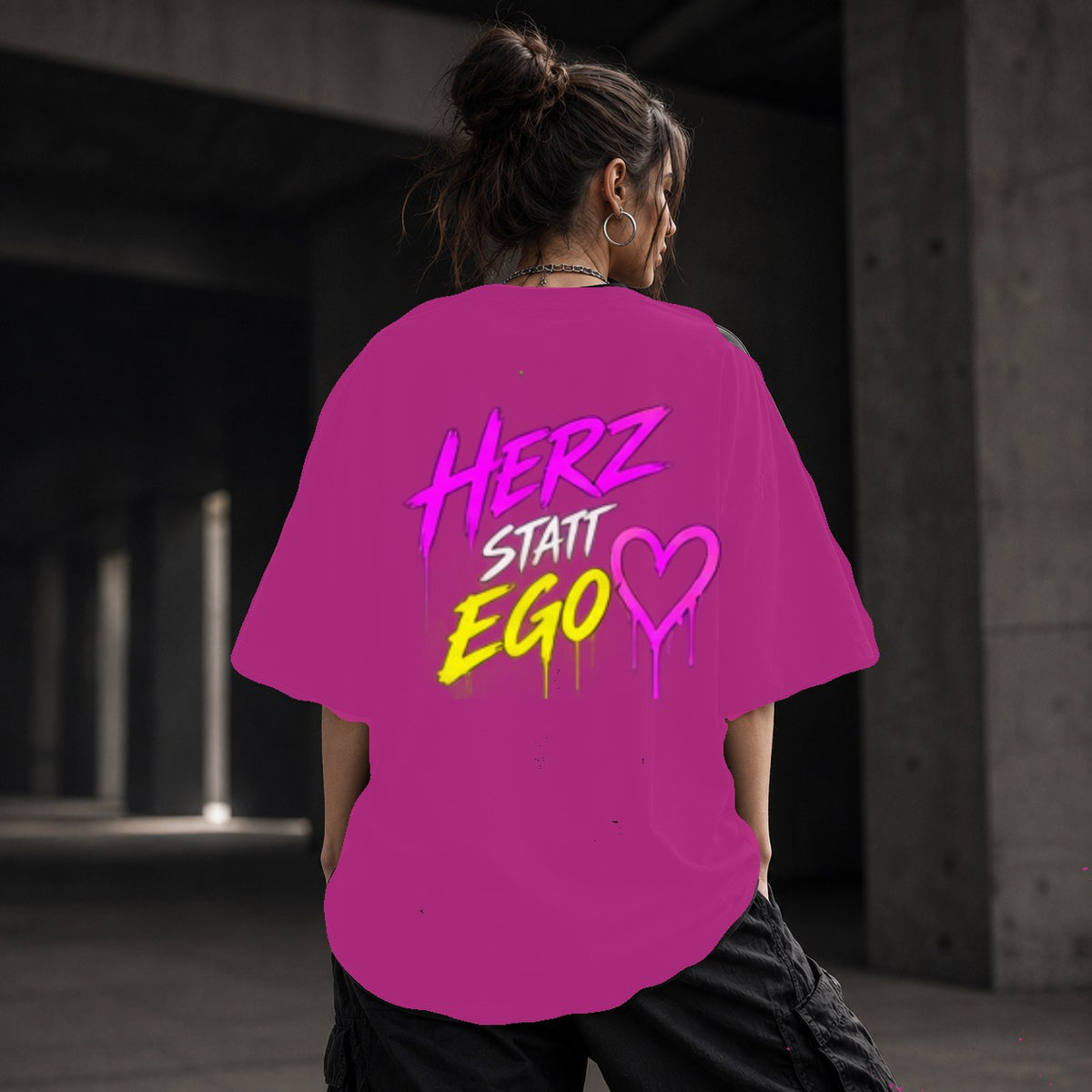 Neon Vibe Damen Oversized T-Shirt – Herz statt Ego – DTF Backprint in Pink, Größe 5XL