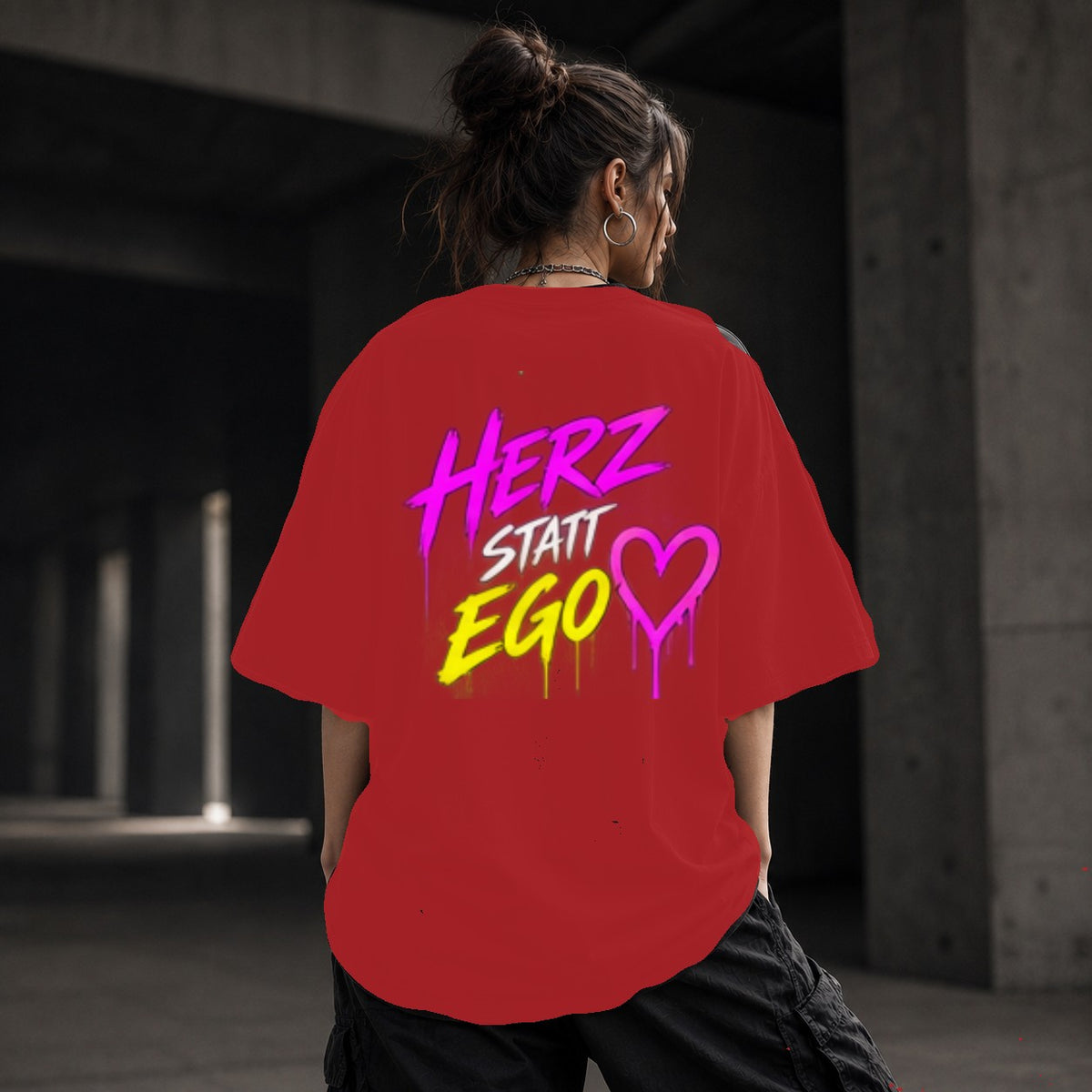 Neon Vibe Damen Oversized T-Shirt – Herz statt Ego – DTF Backprint in Rot, Größe 5XL