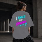 Neon Vibe Damen Oversized T-Shirt – Fehler sind Upgrades – DTF Backprint in Grau, Größe 5XL